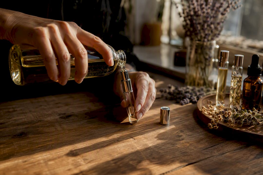 Filling small perfume decant bottle